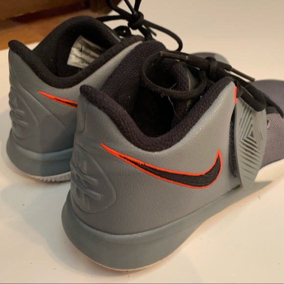 Nike Boys Flytrap Gray Basketball shoes-size 5 - Picture 13 of 16